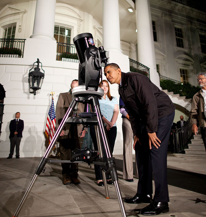Barack Obama guarda al telescopio