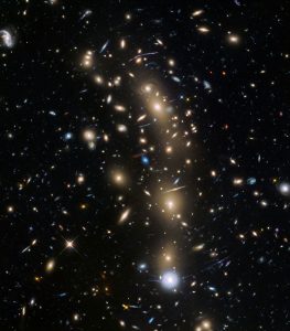 L'ammasso di galassie MACS J0416.1–2403. Credit: NASA, ESA and the HST Frontier Fields team (STScI).
