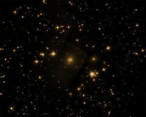 La galassia Cygnus A ripresa nell'ottico. Nonostante la potenza del telescopio, rimane un oggetto piuttosto insignificante. Questo non è dovuto solo alla distanza di oltre 700 milioni di anni luce, ma anche alla posizione vicina al piano galattico: polveri della Via Lattea oscurano pesantemente questo oggetto remoto.