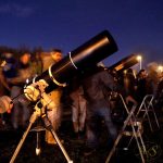 Una decina di potenti telescopi era dispiegata per mostrare la Luna e altre meraviglie del cielo. 