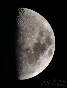 Uno scatto alla Luna in apertura di serata. Foto realizzata con un cellulare all'oculare di un telescopio dell'Accademia delle Stelle.