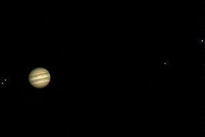 Giove con i suoi satelliti (da sinistra: Io, Europa, Callisto e Ganimede) ripreso da Giovanni Paoli la sera del 19 giugno 2017 con un telescopio rifrattore apocromatico da 115 mm (800mm di focale portati a circa 2 metri per questa foto). L'aspetto è quello classico che si vede osservando Giove con un telescopio amatoriale: le bande sul disco, lo schiacciamento polare e naturalmente i quattro satelliti medicei scoperti da Galileo nel 1609