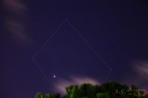 Giove splende luminosissimo tra le nubi nel cielo di Roma come si vede in questa foto di Paolo Colona. Sull'immagine sono riportate le linee della costellazione della Bilancia, nella quale sta transitando Giove. Le stelle evidenzaite sono (da sx a dx): Gamma Librae, Beta Librae (Zubeneschamali) e Alfa Librae (Zubenelgenubi). Fuori dal campo, invisibile, Sigma Librae. Le due "stelline" che si vedono vicinissime a Giove sono Callisto a sinistra e Ganimede quasi attaccato a destra. Sei secondi di posa a focale di 104 mm, f/63, 6400 ISO.