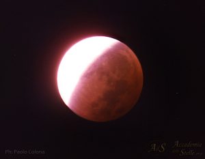 Fase parziale dell'eclisse di Luna del 29 settembre 2015 ripresa da Paolo Colona. Si nota la colorazione rossa della parte di Luna nell'ombra della Terra.